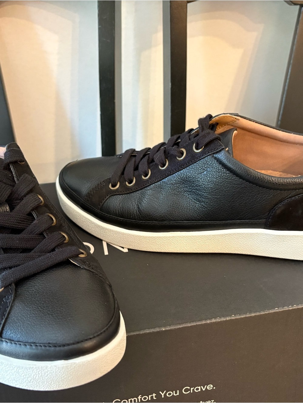 Woman’s Vionic Winny black leather and suede - Picture 2 of 12